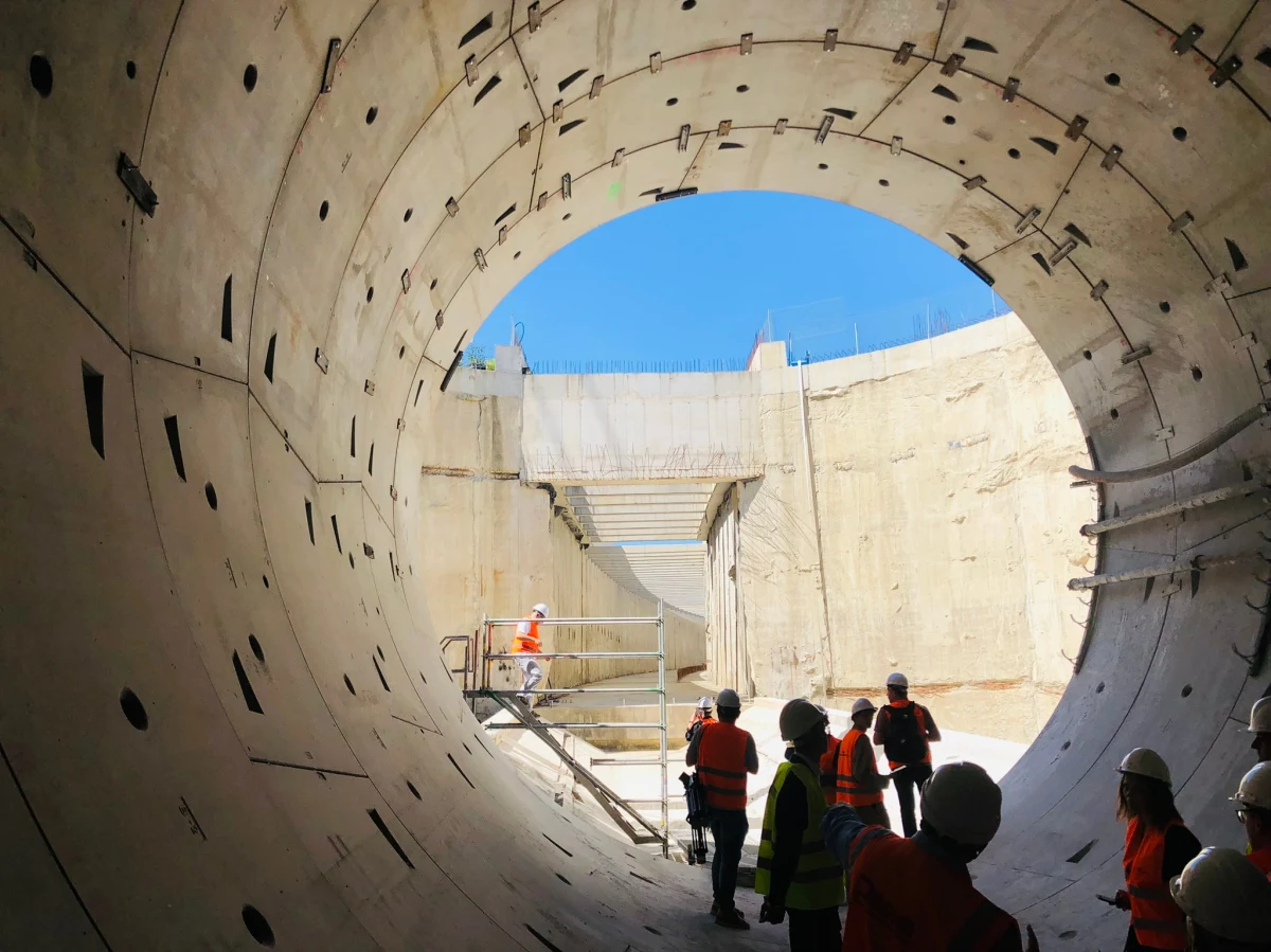 PKP PLK nie zgadza się na wydłużenie budowy tunelu średnicowego w Łodzi o rok, a taki wniosek złożył do inwestora wykonawca - przekazał w czwartek w Łodzi minister infrastruktury Dariusz Klimczak. Dodał, że inwestor nie widzi uzasadnienia dla tego wniosku.