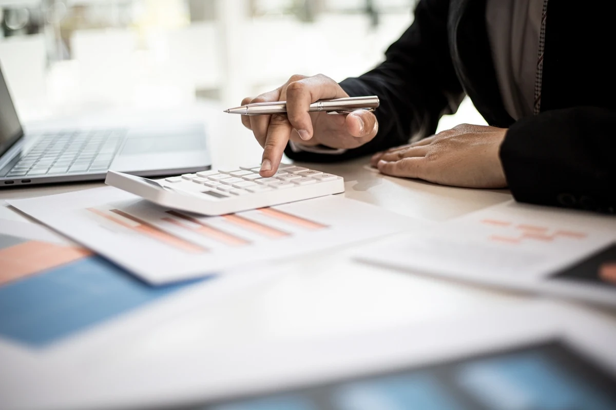 Ważna informacja dla kredytobiorców. W czwartek Trybunał Sprawiedliwości Unii Europejskiej (TSUE) orzekł, że w przypadku niewykonania obowiązku informacyjnego bank może zostać pozbawiony prawa do odsetek. To orzeczenie jest odpowiedzią na tzw. pytanie prejudycjalne sądu rejonowego w Warszawie. Zdaniem ekspertki, przez orzeczenie TSUE otwiera się droga do "tysięcy nowych pozwów" wobec banków.