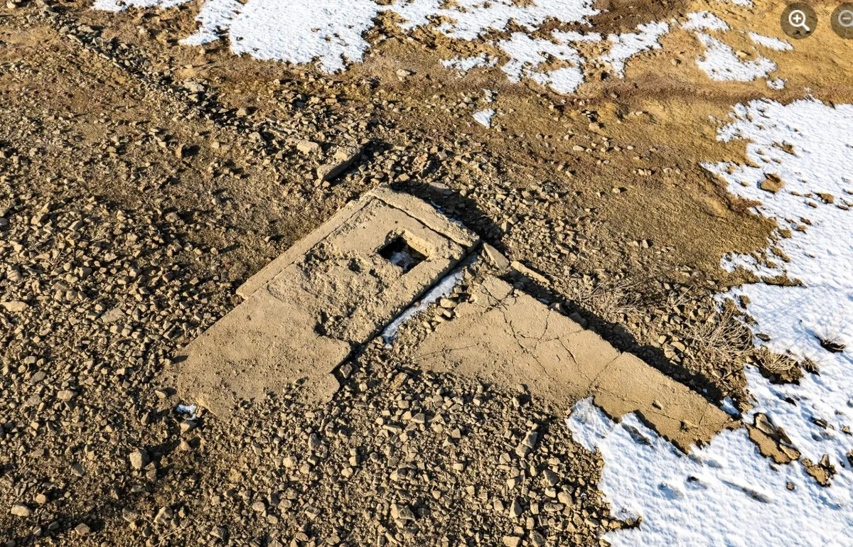 Fundamenty i ruiny domów dawnej zalanej wsi Maniowy, wyburzonej podczas budowy zapory w Niedzicy, odsłonił niski poziom wody w Jeziorze Czorsztyńskim. Hydrolog Jerzy Stypuła uważa, że nie ma powodu do obaw. Wskazał jednak na małą ilość śniegu w Tatrach, który zasili górskie potoki wiosną.