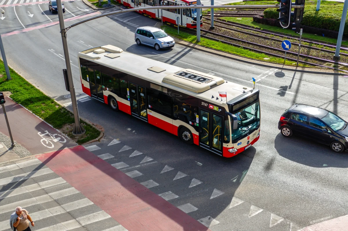 "Bądźcie czujni i nie przekazujcie swoich danych!" - ostrzega pasażerów Zarządu Transportu Miejskiego w Gdańsku. Jak informują urzędnicy, na jednym z portali pojawił się w ostatnim czasie kolejny fałszywy profil i fałszywa strona internetowa, podszywające się pod "Kartę Transportową Gdańsk".