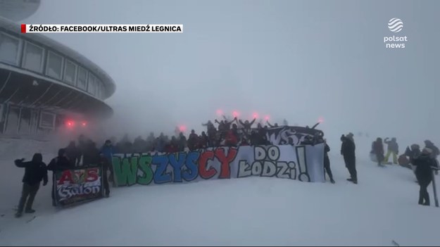 Stu kibiców z Dolnego Śląska wspięło się na dwa szczyty - Śnieżkę i głupoty. Bo po wejściu na górę odpalili race, tym samym złamali kilka przepisów z ustawy o ochronie przyrody. Na dodatek pochwalili się tym w sieci. Dla ''Wydarzeń''Katarzyna Janke.