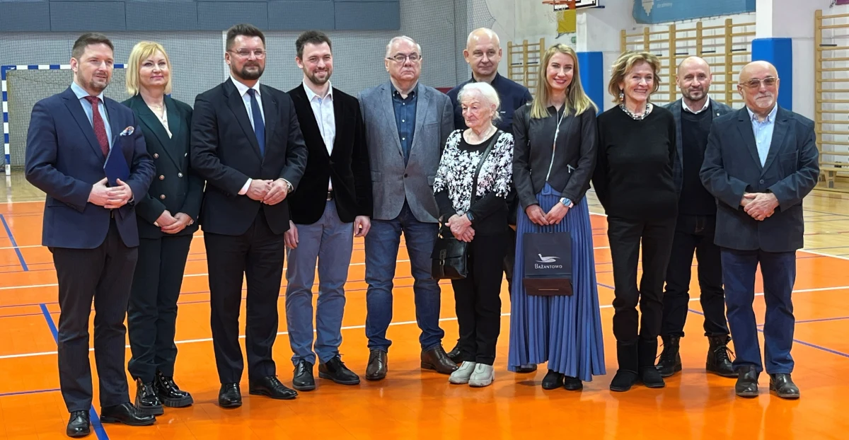"Ciągły ruch. Codziennie trzeba uprawiać chociaż trochę gimnastyki. Pogoda, niepogoda – trzeba się ruszać" – mówi pani Dorota Warchoł, 90-letnia tenisistka z Katowic. Jest najlepszym przykładem nie tylko dla swoich wnuków i prawnuków, ale także dla innych seniorów. Była dziś na konferencji, podczas której miasto ogłosiło start programu „Fit Senior”.