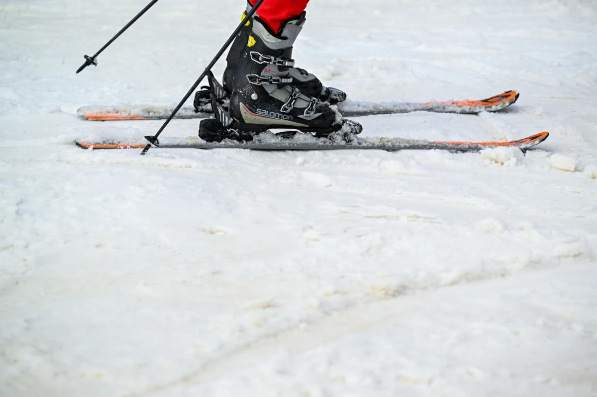 Policja i prokuratura badają sprawę tragicznego wypadku narciarza w Szczyrku (woj. śląskie). Mężczyzna najprawdopodobniej wypadł z trasy. Informację o jego śmierci potwierdzili beskidzcy goprowcy. 