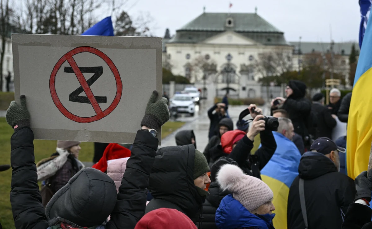 Nie milkną echa rozmowy telefonicznej Donalda Trumpa z Władimirem Putinem, podczas której uzgodniono natychmiastowe rozpoczęcie negocjacji pokojowych. Głos w tej sprawie zabrał m.in. prezydent Ukrainy Wołodymyr Zełenski, który stwierdził, że jego kraj nie zgodzi się na rozmowy o zawieszeniu broni z Rosją bez swojego udziału. Jeśliby tak się stało, to - jak oceniają ukraińscy politycy - byłby to "początek wielkiej porażki Ukrainy".