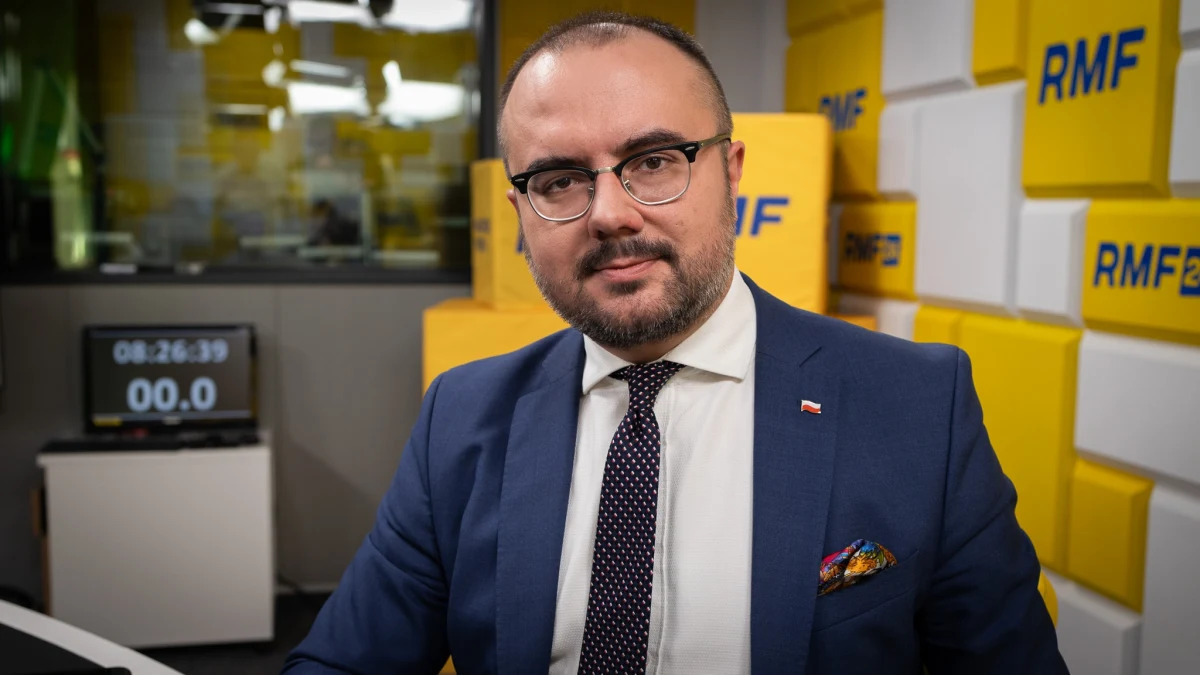 "Bardzo żałuję, że Europa - nawet nie chodzi tylko o rząd polski - jest tak na marginesie (w kwestii negocjacji ukraińsko-rosyjskich - przyp. red.). Europa powinna odgrywać dużo większą rolę. A teraz wydaje się jakby była na bocznym torze" - mówił w Rozmowie o 7:00 w Radiu RMF24 Paweł Jabłoński. Były wiceminister spraw zagranicznych, a obecnie poseł Prawa i Sprawiedliwości stwierdził też, że udział polskich żołnierzy w ewentualnych siłach pokojowych w Ukrainie nie byłby właściwy.