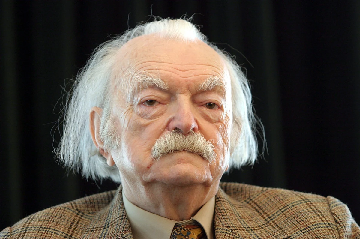 Pisarz Edmund Niziurski, autor m.in. Księgi urwisów" oraz "Sposobu na Alcybiadesa", został patronem roku 2025 w Kielcach. Uchwałę w tej sprawie jednomyślnie podjęli w radni podczas nadzwyczajnej sesji Rady Miasta. W tym roku przypada setna rocznica urodzin pisarza.