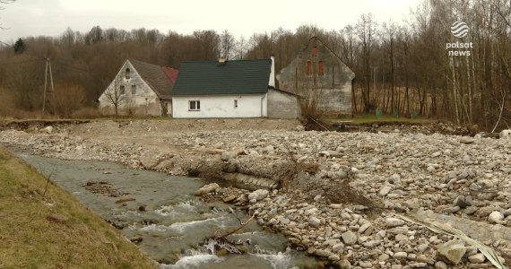 "Wydarzenia": Boją się o swój dom. Powodem obsuwająca się skarpa