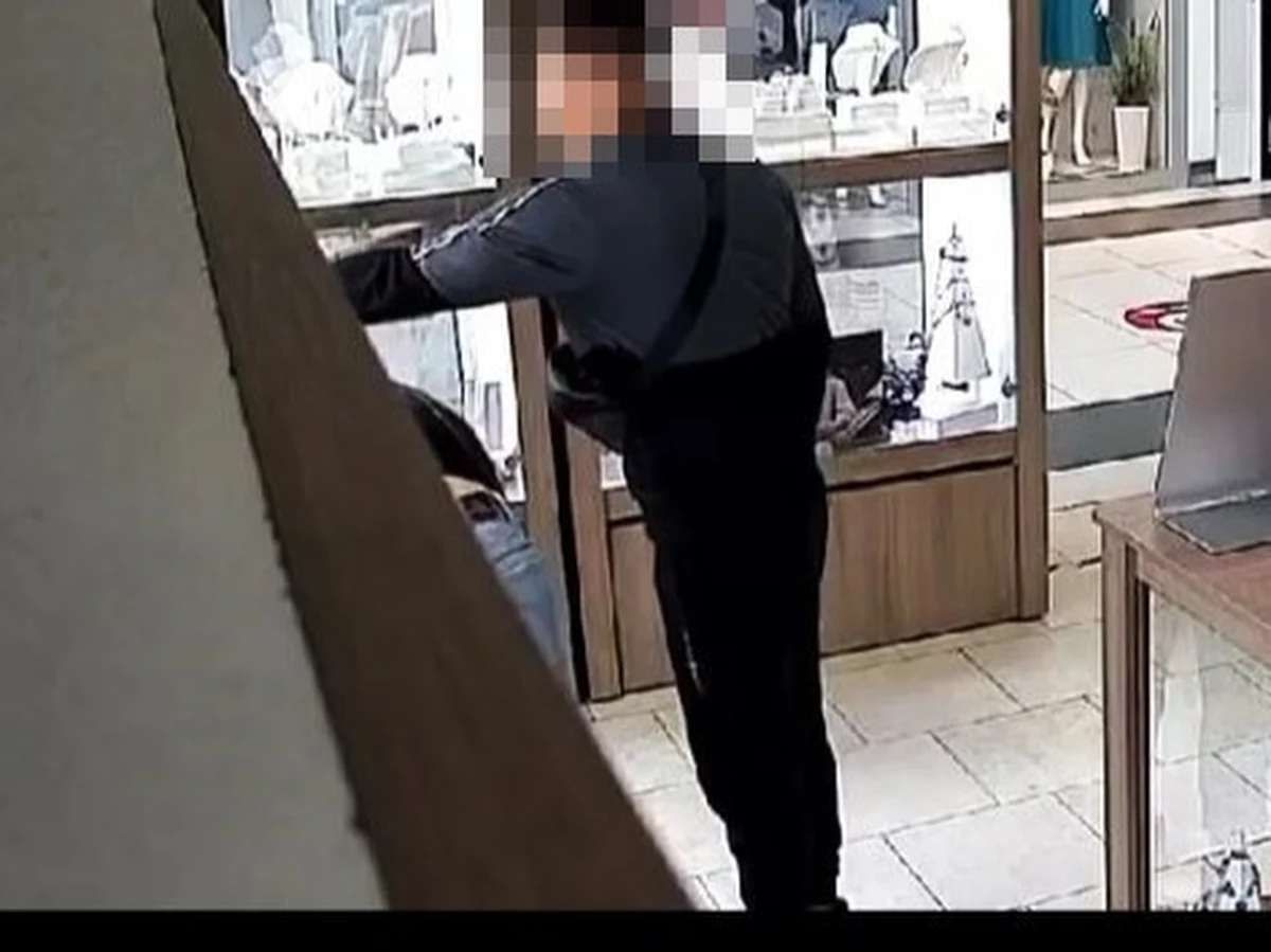 Policjanci zatrzymali 37-latka, który ze sklepu jubilerskiego we Wrocławiu ukradł złotą bransoletę wartą blisko 20 tys. złotych. Mężczyzna wpadł nad morzem.