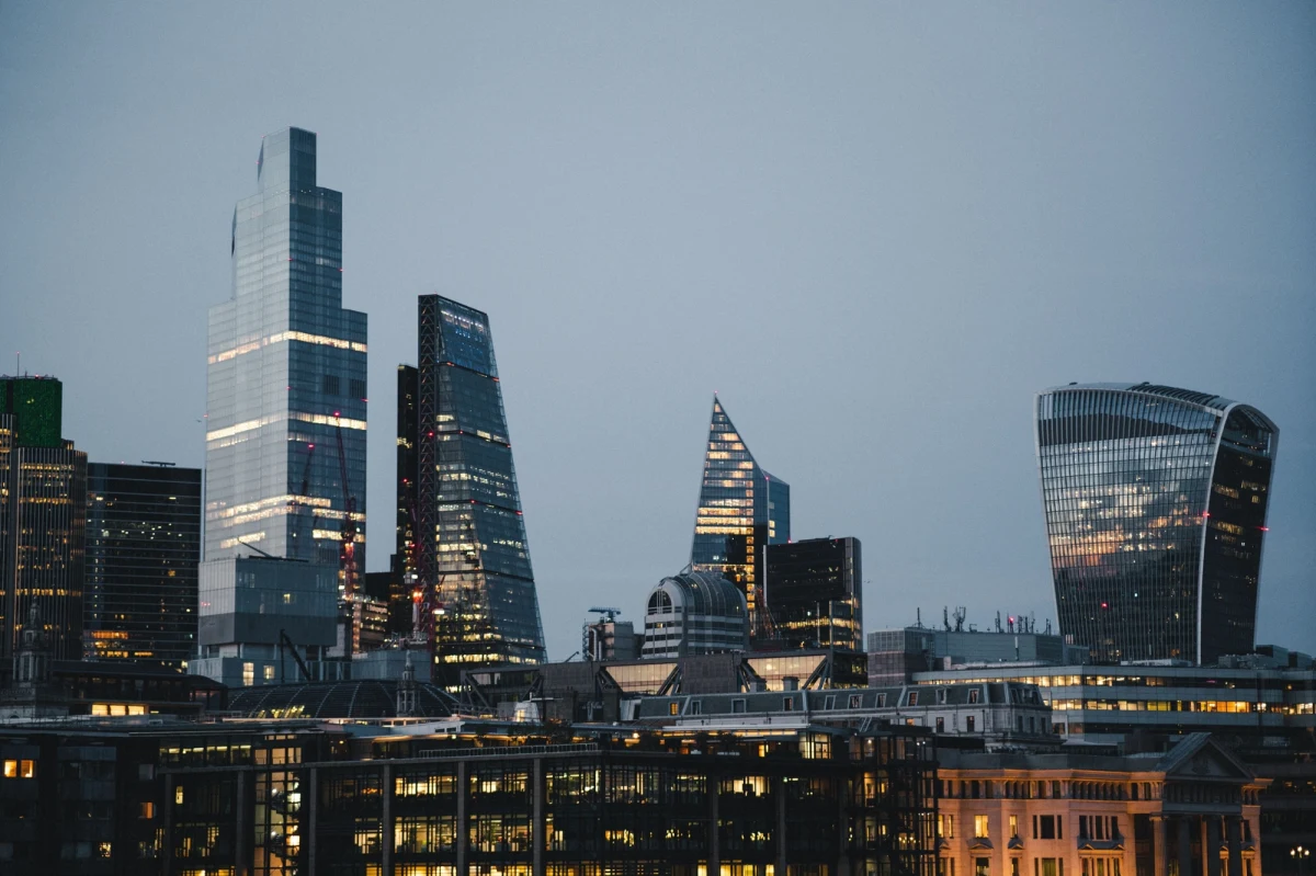 W podziemiach jednego z biurowców w centrum Londynu archeolodzy odkryli dobrze zachowane fragmenty murów bazyliki z czasów, kiedy Londinium było stolicą rzymskiej prowincji Britania - informuje portal BBC. Eksperci oceniają, że to jeden z najważniejszych zachowanych śladów epoki sprzed ok. 2 tys. lat.