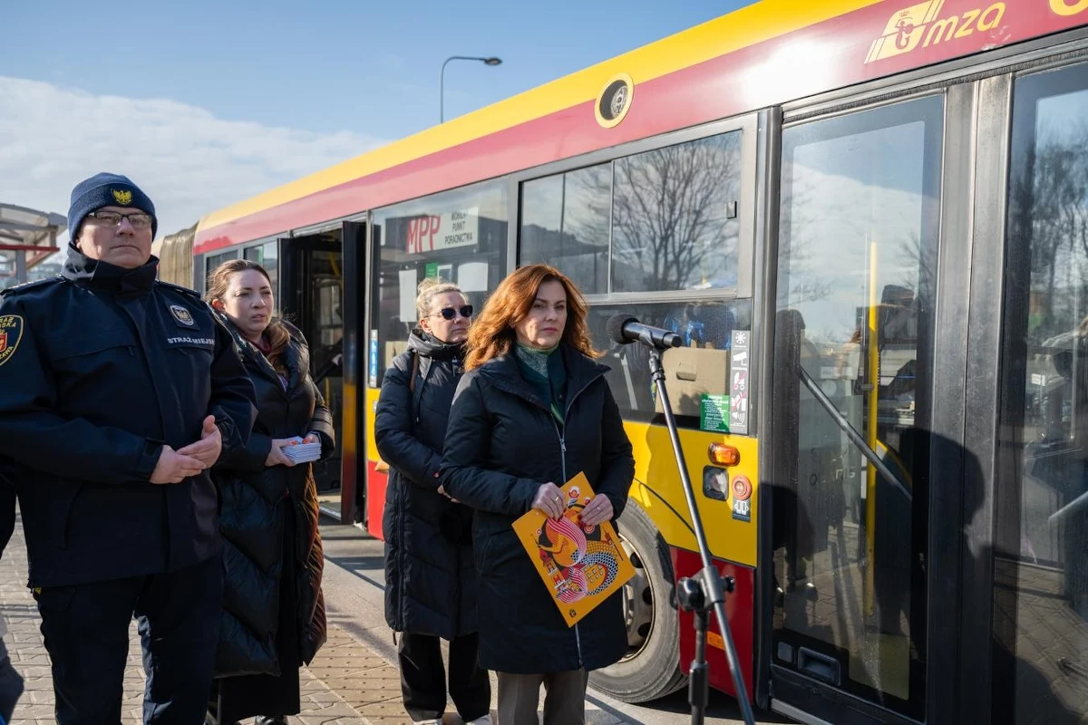 Na ulice Warszawy wyjechał autobus dla najbardziej potrzebujących. Mobilny Punkt Poradnictwa ma pomagać bezdomnym w przetrwaniu mrozów.