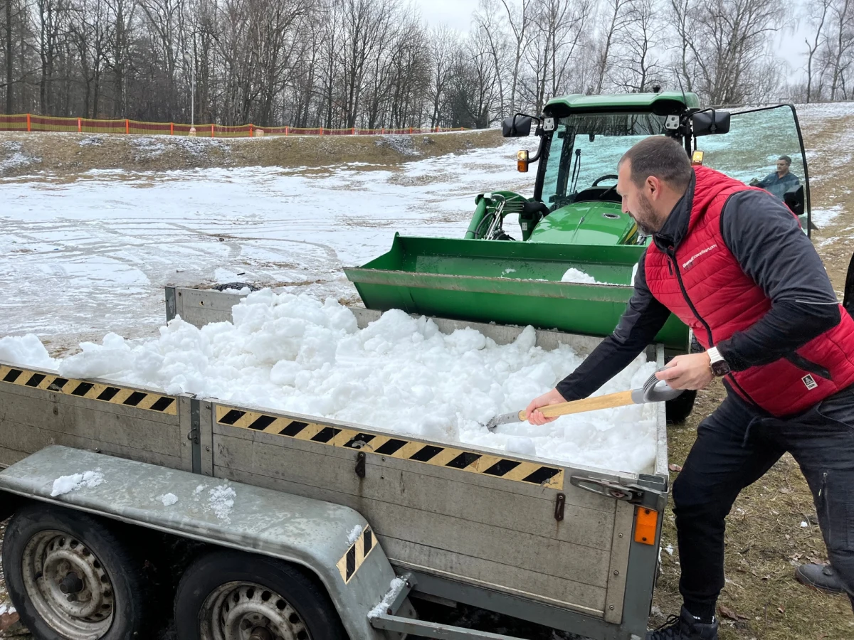 Prawdziwego śniegu nie ma, ale z toru saneczkowego w Parku Kościuszki w Katowicach w czasie ferii prawdopodobnie będzie można korzystać. Na pewno będzie to możliwe w najbliższy weekend. Na tor przywieziono lód, który jest odpadem przy czyszczeniu tafli czterech katowickich lodowisk.