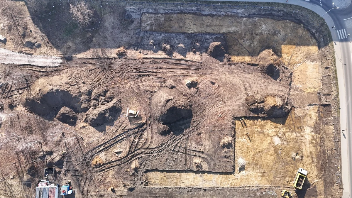 Pozostałości średniowiecznej osady odkryto w czasie badań archeologicznych, towarzyszących budowie zbiornika retencyjnego w Poznaniu. Badacze natrafili w tym miejscu głównie na fragmenty ceramiki - poinformował w czwartek poznański magistrat.