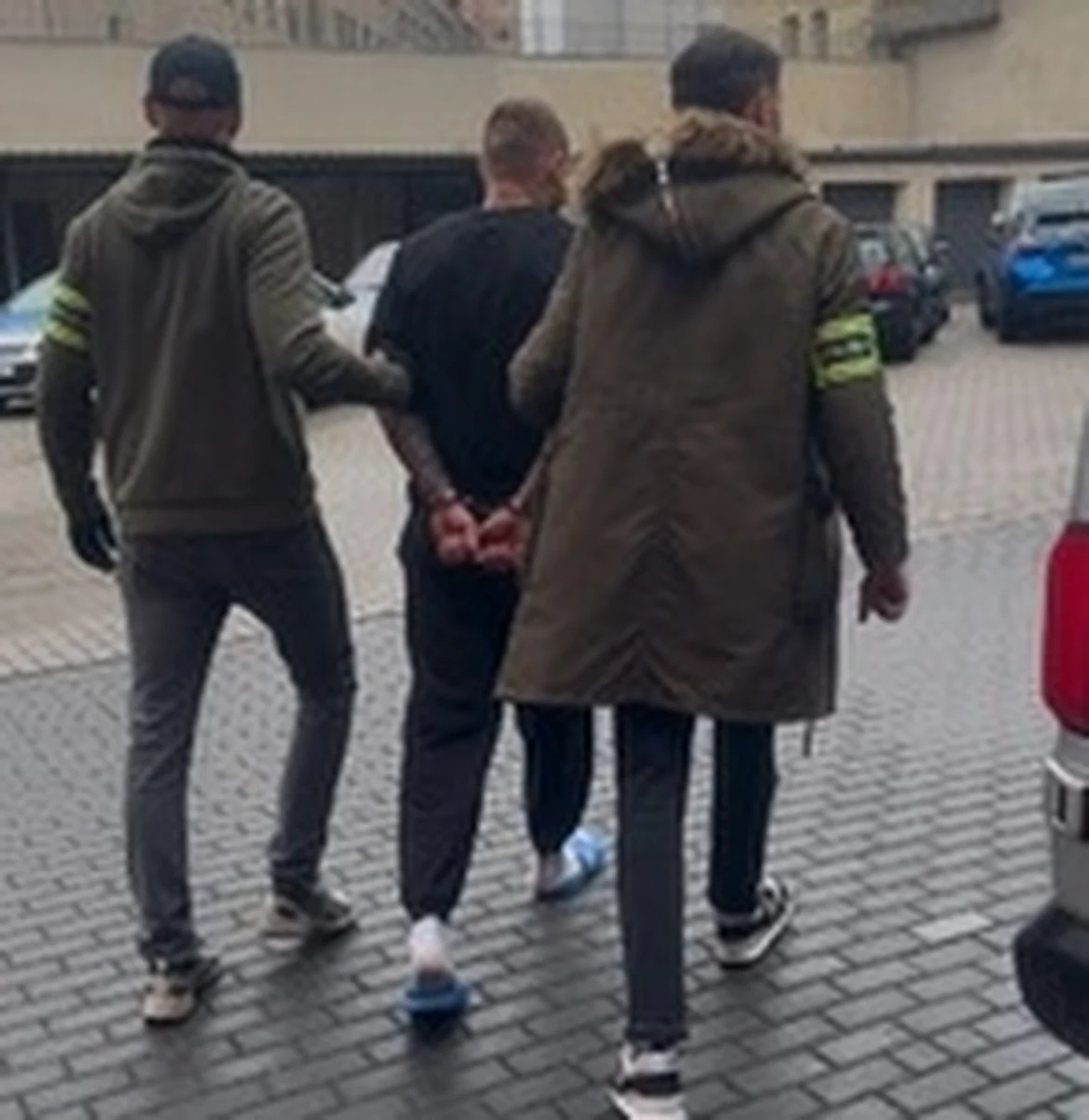 Poznańscy policjanci zatrzymali 28-latka, który na Starym Mieście dokonał dwóch rozbojów. Mężczyzna ukrywał się w wynajętym pokoju hotelowym. Według śledczych sprawa ma charakter rozwojowy.  