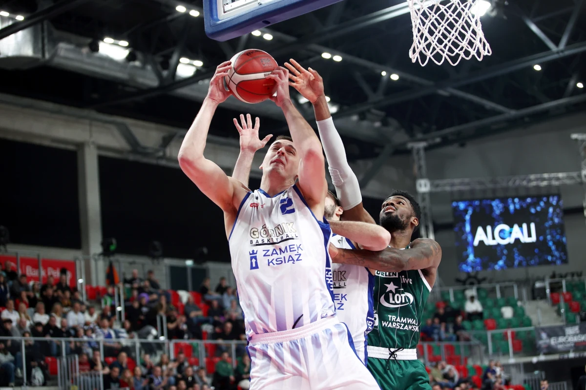 Koszykarze beniaminka ekstraklasy Górnika Zamek Książ Wałbrzych pokonali w Sosnowcu broniącą trofeum Legię Warszawa 73:72 (15:11, 13:26, 26:21, 19:14) w drugim czwartkowym ćwierćfinale Pucharu Polski.