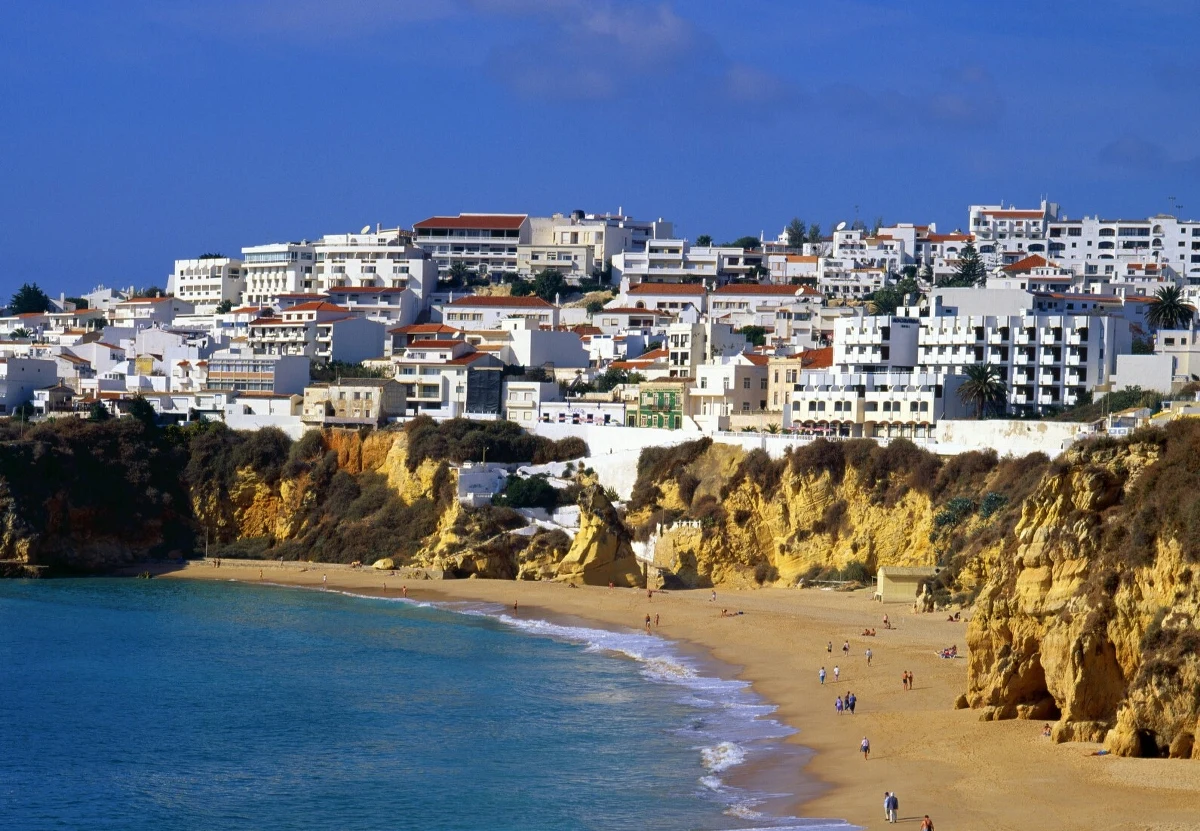 Władze Albufeiry, miasta leżącego w sercu turystycznego regionu Algarve na południu Portugalii, postanowiły zdecydowanie przeciwdziałać nieodpowiedniemu zachowaniu turystów. Od teraz spacerowanie po ulicach kurortu w strojach plażowych będzie surowo karane. Nowo wprowadzony Kodeks Zachowań przewiduje mandaty sięgające nawet 1,5 tys. euro dla tych, którzy zdecydują się ignorować nowe zasady.