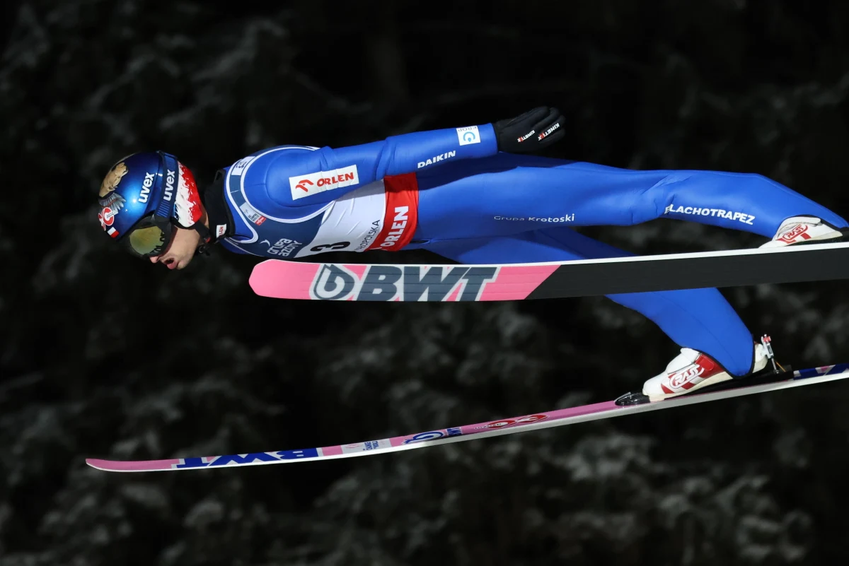 Maciej Kot wrócił do Pucharu Świata i znakomicie spisał się w kwalifikacjach do sobotniego konkursu w japońskim Sapporo. Kot zajął ósme miejsce i był najlepszym z Polaków, którzy w komplecie wywalczyli awans. Kwalifikacje wygrał Austriak Stefan Kraft.