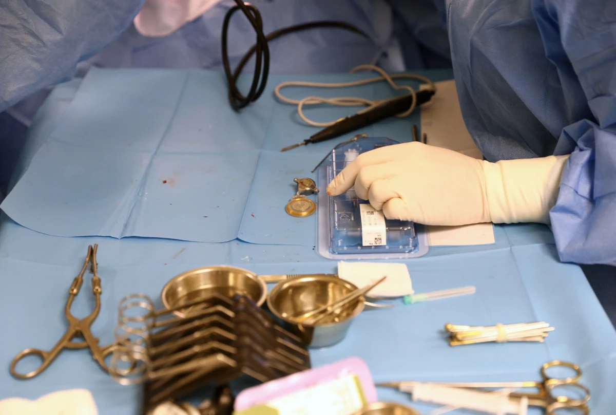 Pierwszy zabieg w Polsce z zastosowaniem nowego modelu plomby podplamkowej przeprowadzono w Uniwersyteckim Szpitalu Klinicznym w Rzeszowie. Operowana była 60-latka, która traciła wzrok z powodu rozwarstwienia siatkówki. Ma minus 12 dioptrii.