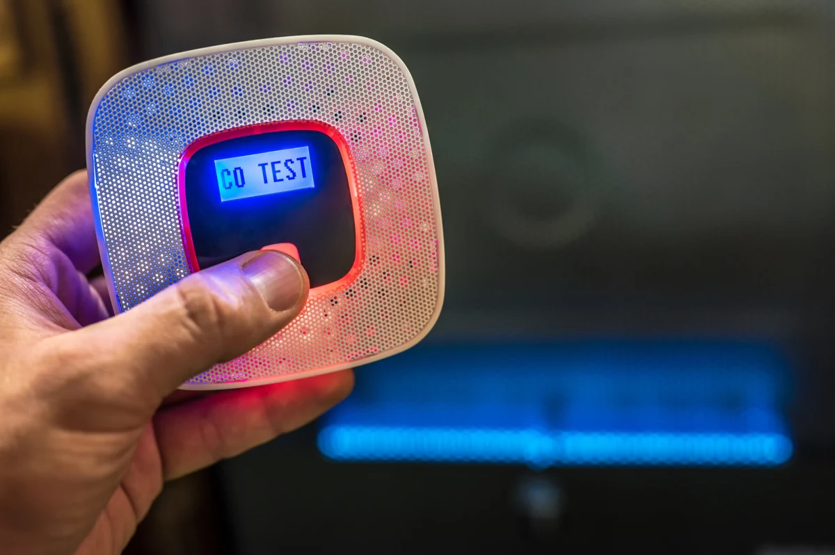 Sześcioro mieszkańców Ostrowca Świętokrzyskiego trafiło w nocy z czwartku na piątek do szpitala z objawami podtrucia tlenkiem węgla. Strażacy interweniowali w dwóch miejscach, w jednym z nich odgłos czujki obudził sąsiadów i to oni zaalarmowali służby.   