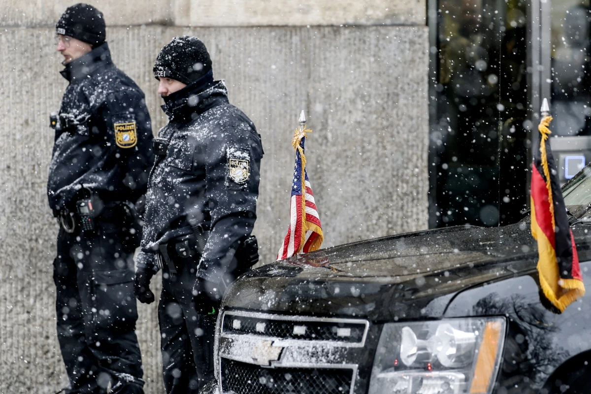 W Monachium w piątek rozpocznie się 61. Monachijska Konferencja Bezpieczeństwa, która potrwa do niedzieli. Jednym z kluczowych tematów będzie sytuacja na Ukrainie. Okazję do bezpośrednich rozmów będą mieli prezydent Wołodymyr Zełenski i wiceprezydent USA J. D. Vance. W czwartek Donald Trump mówił, że w Monachium spotkają się przedstawiciele USA, Ukrainy i Rosji. Kijów twierdzi jednak, że do tego nie dojdzie. W tegorocznej konferencji wezmą udział przywódcy z około 60 krajów.