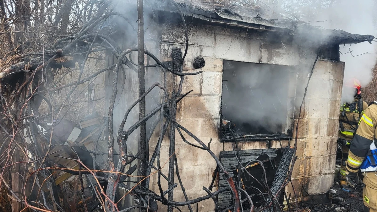 Tragiczny pożar murowanej altany na ogródkach działkowych przy ulicy Powstańców Wielkopolskich w Gdańsku. W środku strażacy znaleźli ciała dwóch osób. Jedna osoba z poparzeniami została przewieziona do szpitala.