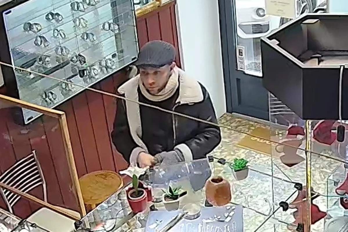 Policjanci poszukują mężczyzny, który wczoraj (13 lutego) dopuścił się serii kradzieży biżuterii w trzech różnych miastach: Skoczowie, Kętach i Brzeszczach. Sprawca działał według podobnego schematu. Wchodził do sklepów jubilerskich, prosił o pokazanie biżuterii, a następnie siłą zabierał kosztowności i uciekał. 