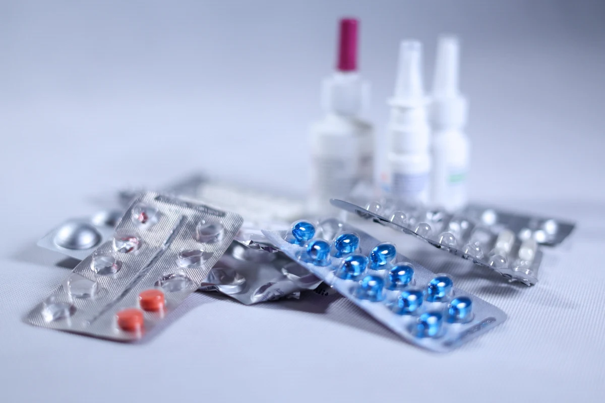 W Zakopanem w tej chwili brakuje leków na grypę - informuje reporter RMF FM. W zimowej stolicy Polski odpoczywają tysiące gości, a medykamentów nie dostaniemy w żadnej aptece. Jak zapewnił RMF FM rzecznik Ministerstwa Zdrowia, sytuacja ma poprawić się w poniedziałek. 