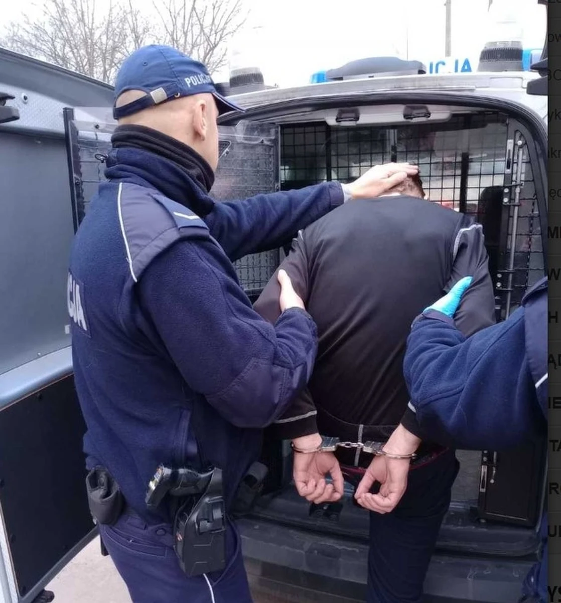Brutalny napad na łódzkiego taksówkarza. 34-latek zadał osiem ciosów nożem, po czym uciekł do lasu. Policjanci zatrzymali napastnika niespełna 3 godziny po zdarzeniu. Dziś zostanie przewieziony do Prokuratury Rejonowej w Łasku, gdzie usłyszy zarzut usiłowania zabójstwa.