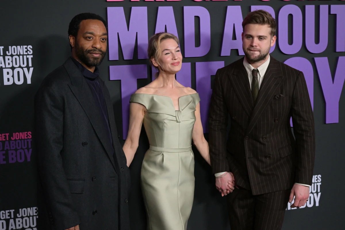 Renee Zellweger wraca do swojej kultowej roli! "Bridget Jones. Szalejąc za facetem", czwarta część bardzo oczekiwanej komedii romantycznej, dziś wchodzi do naszych kin. Spodziewajcie się powrotu Daniela Cleavera, którego gra Hugh Grant, a także braku Marka Darcy'ego, którego grał Colin Firth. Emma Thompson znów wcieli się we wspierającą lekarkę, a w zupełnie nowych rolach pojawią się Leo Woodall oraz Chiwetel Ejiofor.