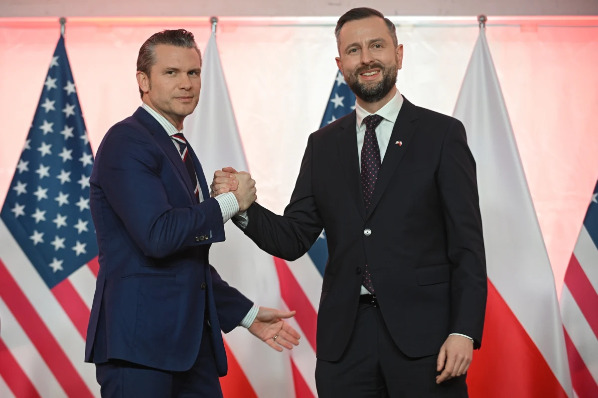 Wicepremier, szef MON Władysław Kosiniak-Kamysz podkreślił po spotkaniu z amerykańskim sekretarzem obrony Petem Hegsethem, że sojusz polsko-amerykański nigdy nie był tak silny jak teraz. "Jesteśmy w stanie zrobić wszystko, by go z dnia na dzień jeszcze bardziej rozwijać" - dodał. "Postrzegamy Polskę jako modelowego sojusznika na kontynencie europejskim, który chce inwestować nie tylko w swoją obronność, ale również w obronę całego kontynentu" - mówił natomiast Hegseth.