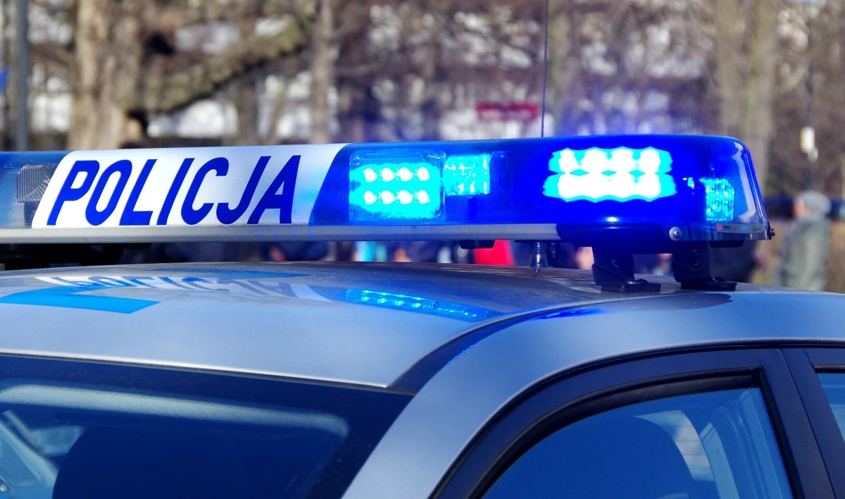 27 ran na szyi, głowie, barkach, ramionach, a także m.in. przeciętą tchawicę i ranę lewego oka ma kobieta, która w czwartek została zaatakowana nożem przez swojego męża. Najprawdopodobniej jeszcze w piątek sprawca zostanie doprowadzony do prokuratury, gdzie "będą wykonywane czynności procesowe z jego udziałem". Do dramatycznej awantury domowej doszło przy ul. Stelmachów w Krakowie. Na szczęście kobieta przeżyła. 