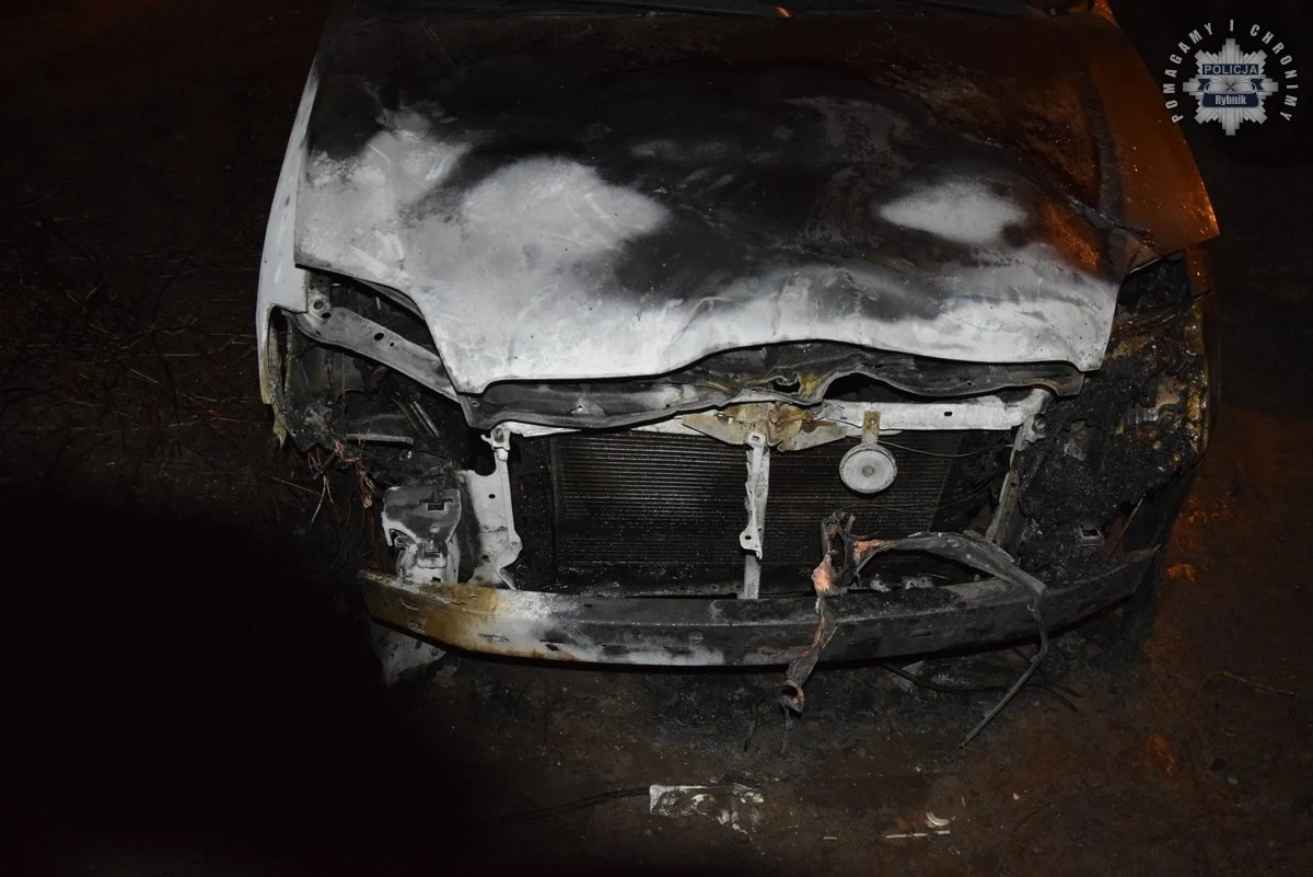 Sąd w Rybniku - na wniosek śledczych i prokuratora - na trzy miesiące aresztował 28-latka podejrzanego o serię podpaleń. Mężczyzna jednej nocy doprowadził do zniszczenia 5 samochodów oraz kilku wiat śmietnikowych z kontenerami.