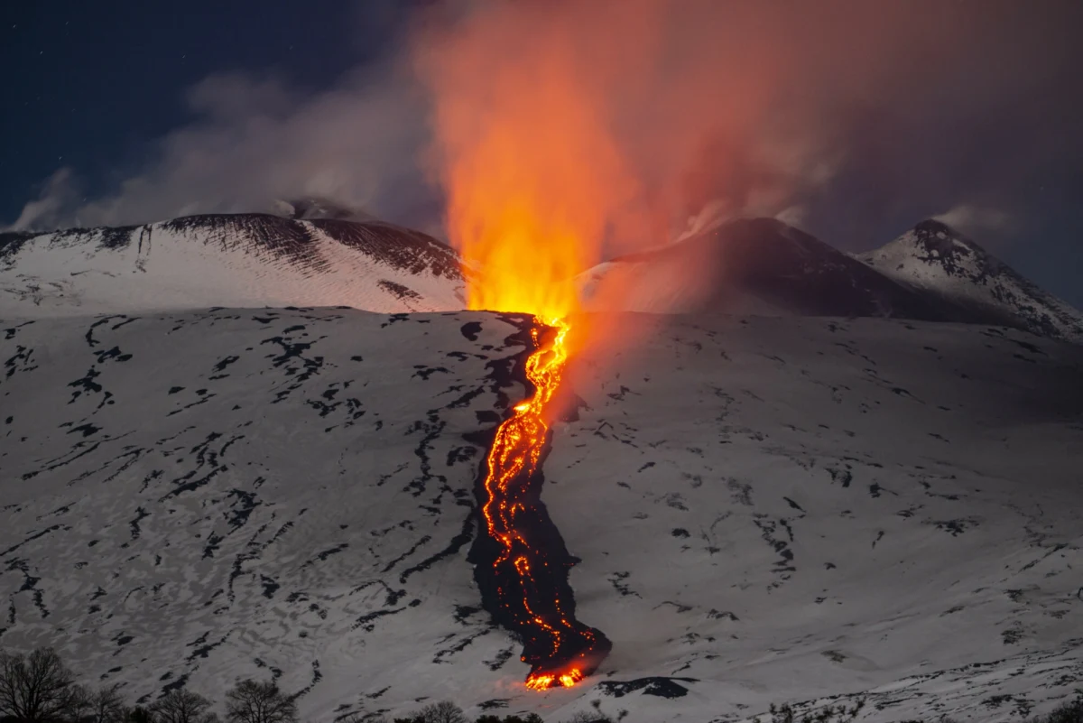 Etna znów przypomina o sobie mieszkańcom Sycylii, dając niesamowity pokaz. W mediach pojawiają się nagrania, na których widać lawę wypływającą z ośnieżonego wulkanu.