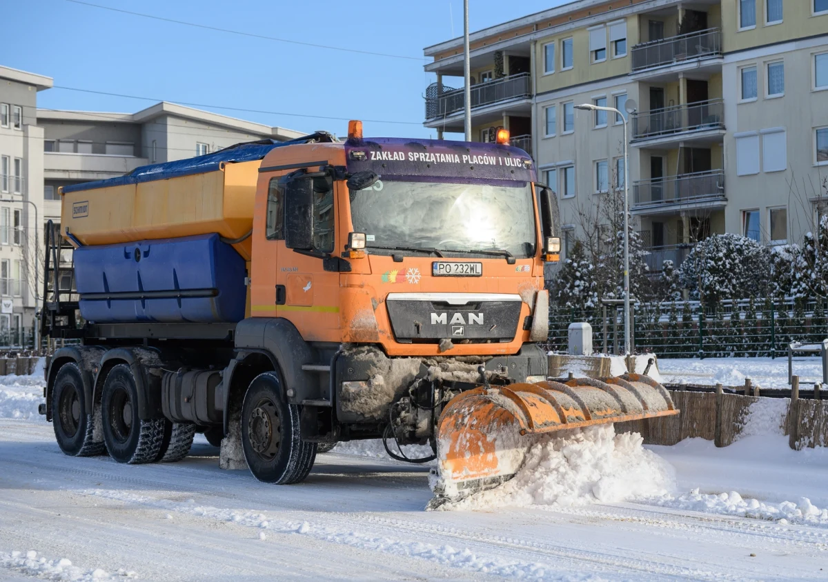 Oblodzenie, opady marznące, intensywne opady śniegu, a w niektórych regionach nadal srogi mróz - przed tym wszystkim ostrzega Instytut Meteorologii i Gospodarki Wodnej w weekend. Sobotnie alerty dotyczą silnego mrozu i wydane są dla części Podkarpacia, Małopolski i Dolnego Śląska. W niedzielę dwucyfrowy mróz prognozowany jest w Małopolsce i na Podkarpaciu. 