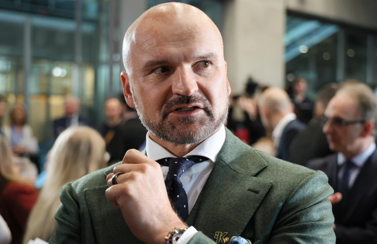 "W poniedziałek wszystkie szczegóły (...) będą publicznie dostępne" - powiedział Rafał Brzoska, zapowiadając opublikowanie konkretów na temat prac zespołu do spraw deregulacji. Prezes InPostu dodał, że do pracy nad takimi rozwiązaniami zgłosiło się ponad 500 osób.