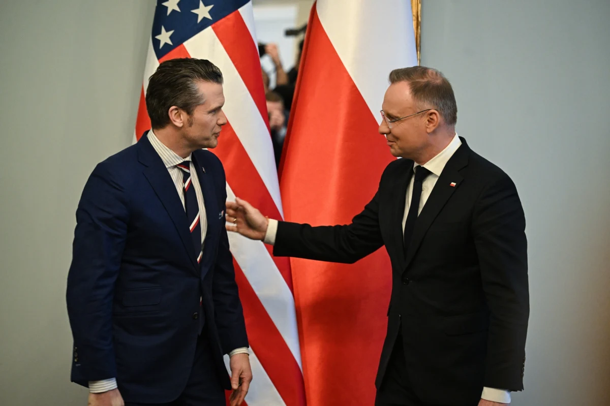 "W najbliższych dniach spodziewana jest wizyta w Polsce specjalnego wysłannika USA ds. Ukrainy, generała Keitha Kellogga" - poinformował w piątek prezydent Andrzej Duda po tym, jak spotkał się z szefem Pentagonu Petem Hegsethem. Powiedział również, że Polska będzie popierała decyzję prezydenta Donalda Trumpa o zwiększeniu progu minimalnych wydatków na obronność. "Przekazałem, że USA mogą liczyć na moje pełne wsparcie, jeśli chodzi o podnoszenie wydatków na obronność w ramach NATO" - dodał Duda. Polityk mówił również o pomyśle na budowę w Polsce tzw. Fortu Trump i o działaniach USA wobec przyszłości Ukrainy.
