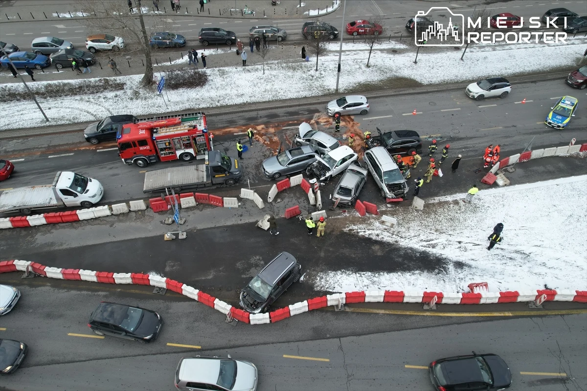 W Warszawie doszło do karambolu. Na Alejach Jerozolimskich przy Dworcu Zachodnim zderzyło się siedem aut. Trzy osoby zostały ranne.