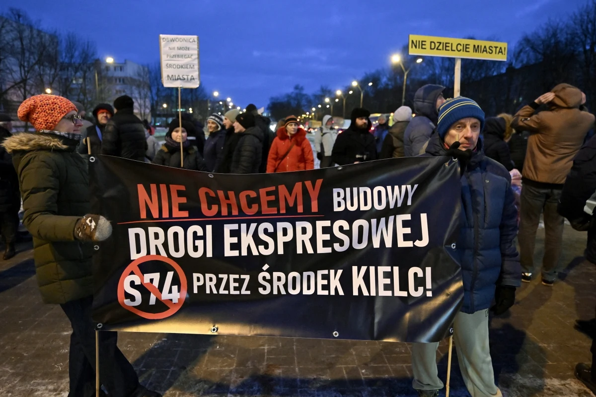 Grupa mieszkańców Kielc protestowała przeciwko budowie w mieście trasy S74 w jej obecnym kształcie. Akcja polegała na przechodzeniu przez przejście dla pieszych na ulicy Jesionowej (DK74) przy skrzyżowaniu z ulicą Klonową. Ruch był puszczany co 15 minut. Protest zakończył się około godz. 19.
