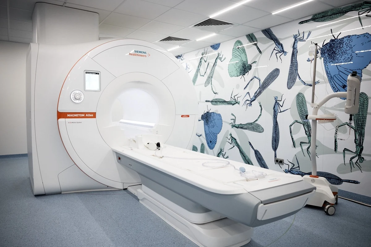 W przyszłym tygodniu w bełchatowskim szpitalu zacznie działać rezonans magnetyczny, który - dzięki wykorzystaniu najnowszych technologii, w tym sztucznej inteligencji - ma skrócić proces diagnostyczny. W placówce będzie wykorzystywane także stare urządzenie, co powinno przynieść szybsze i bardziej precyzyjne badania dla pacjentów.