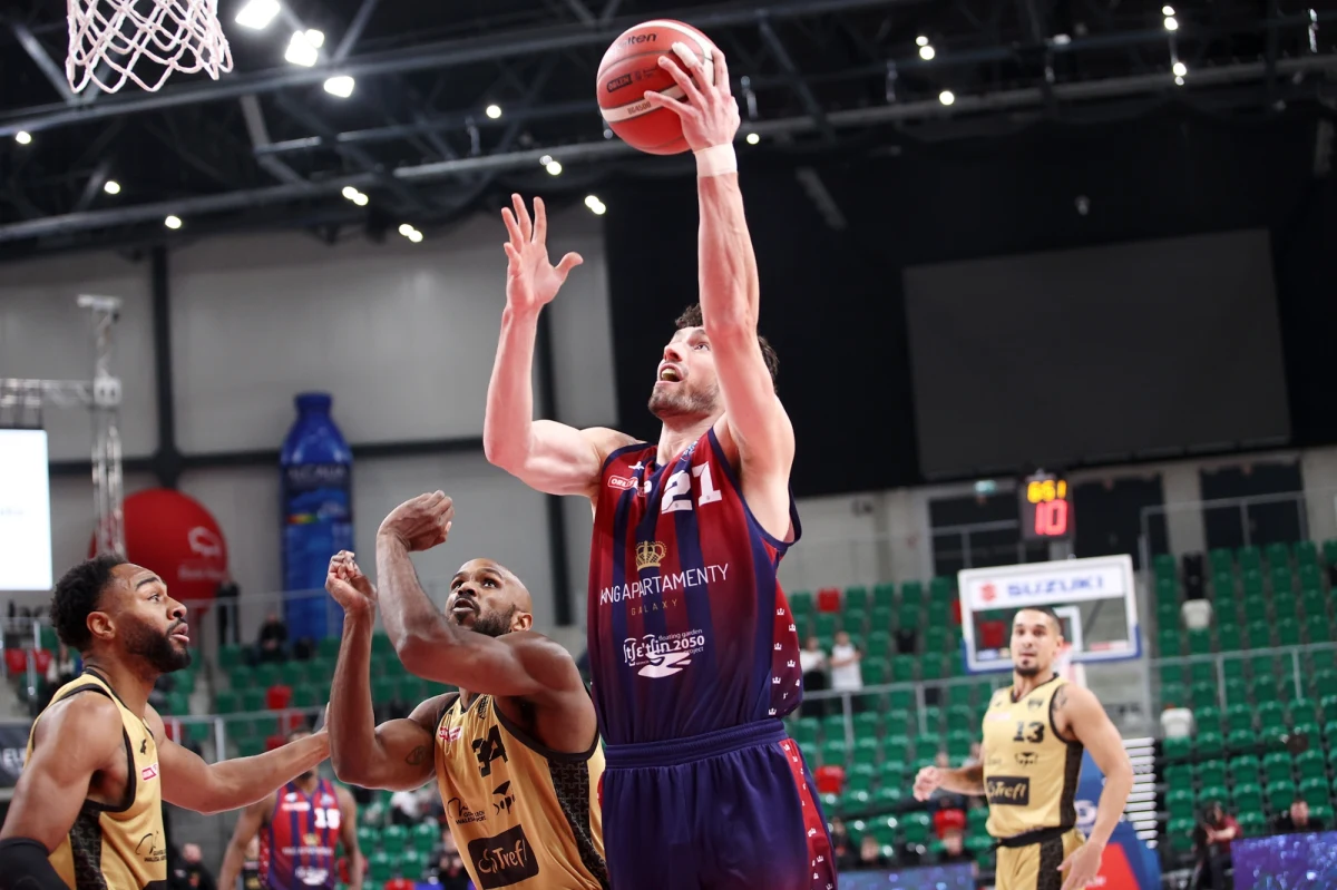 Koszykarze Kinga Szczecin i Anwilu Włocławek awansowali do półfinału rozgrywanego w Sosnowcu turnieju o Puchar Polski. Szczecinianie wygrali w piątek z Treflem Sopot 97:77 (23:13, 29:17, 24:23, 21:24), a włocławianie pokonali po dogrywce Śląsk Wrocław 99:93 (20:23, 21:22, 15:21, 27:17, d. 16:10).