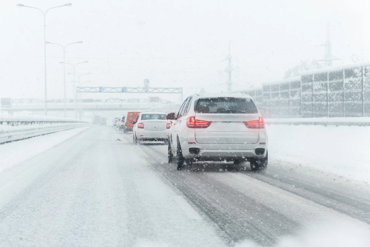 Instytut Meteorologii i Gospodarki Wodnej wydał ostrzeżenia I stopnia przed intensywnymi opadami śniegu na północy Polski i przed silnym mrozem na terenach podgórskich Karpat. Mieszkańcy południa kraju mogą się zmagać z temperaturą, która lokalnie spadnie do minus 19 st. C.