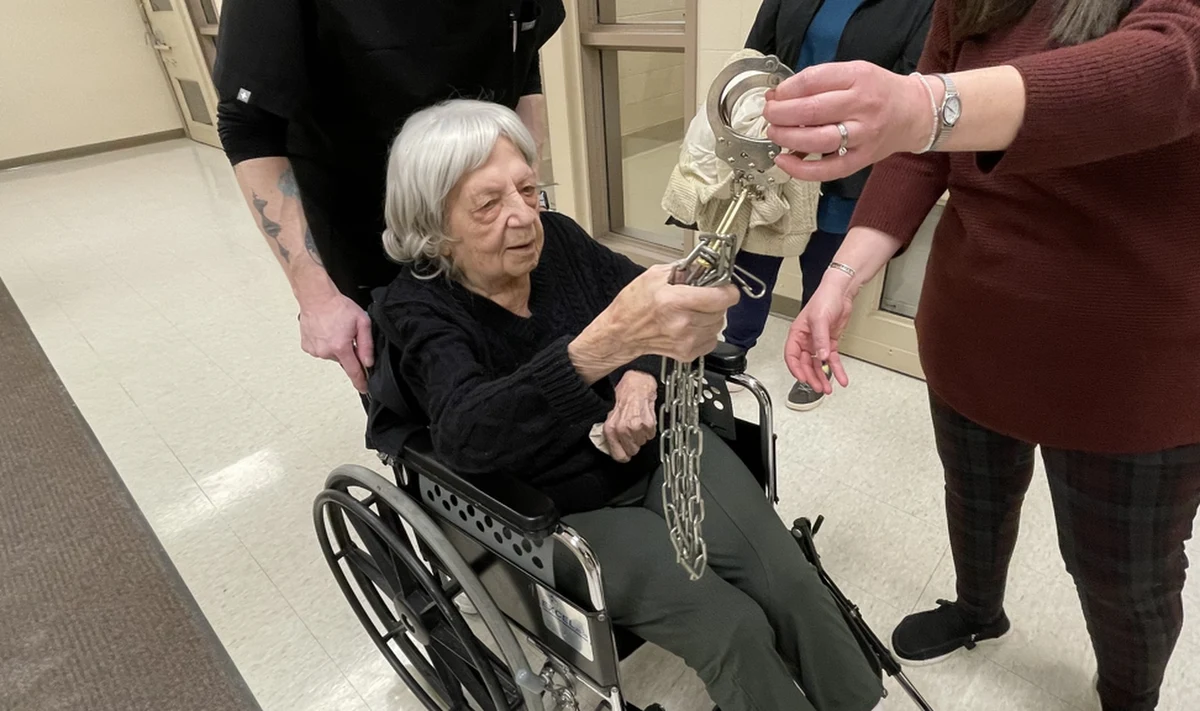 Czy w wieku 104 lat można trafić do więzienia? Przykład pewnej kobiety ze Stanów Zjednoczonych udowadnia, że tak. Pensjonariuszka domu spokojnej starości w Avon o imieniu Loretta na swoje urodziny zamarzyła zwiedzić areszt. Miejscowi funkcjonariusze nie mieli oporów, by spełnić jej zachciankę.