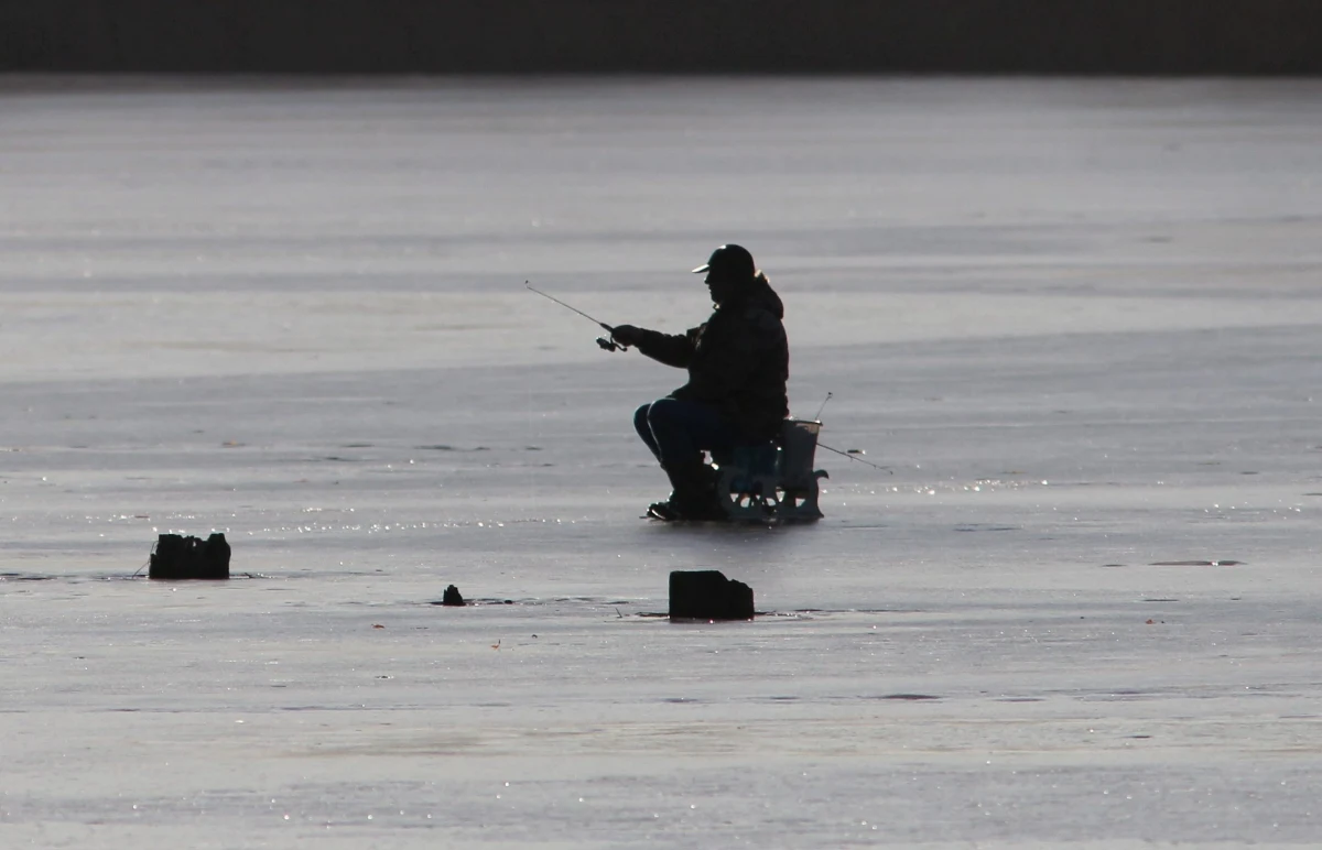 Na jeziorze Pluszne Wielkie koło Olsztyna (woj. warmińsko-mazurskie) pod wędkarzem załamał się lód. Mężczyznę szybko udało się wyciągnąć z wody.