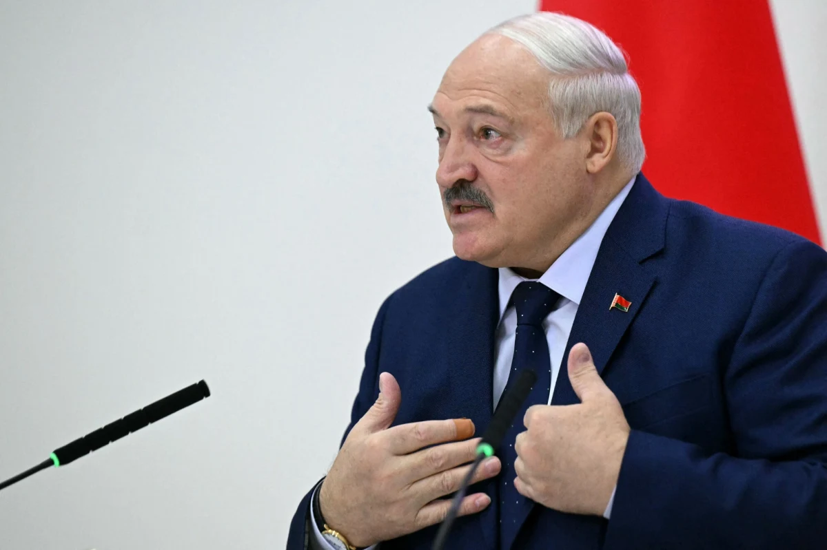 Christoper W. Smith, wysoki rangą urzędnik Departamentu Stanu USA, spotkał się w środę w Mińsku z Alaksandrem Łukaszenką - podał sobotni "New York Times". To pierwsze spotkanie na tym szczeblu od 5 lat. Zdaniem "NYT", oznacza to potencjalne ocieplanie stosunków między USA a najbliższym sojusznikiem Rosji. Niewykluczone, że Amerykanie chcą w ten sposób zasygnalizować Rosji, że powinna być bardziej uważna na ich argumenty.