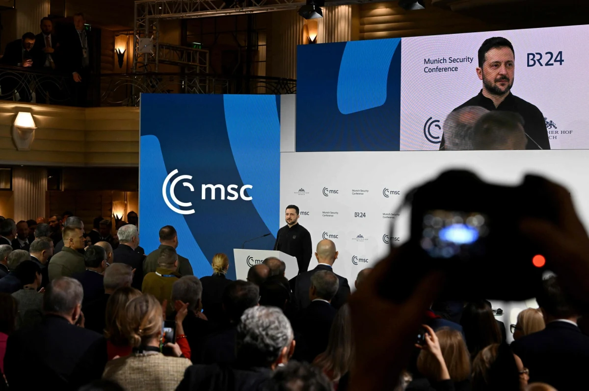 "Umowa z USA w sprawie minerałów na razie nie gwarantuje ochrony ukraińskich interesów i nie jest gotowa do podpisu" - poinformował oficjalnie w sobotę w Monachium prezydent Ukrainy. Wołodymyr Zełenski podkreślił, że umowa zostanie w przyszłości podpisana na szczeblu ministrów, ale on jako prezydent ma wpływ na wygląd tego dokumentu. Stacja NBC, powołując się na czterech amerykańskich urzędników, podała, że administracja Trumpa zaproponowała Zełenskiemu przekazanie USA 50 proc. metali ziem rzadkich, znajdujących się na ukraińskim terytorium objętym działania wojennymi.