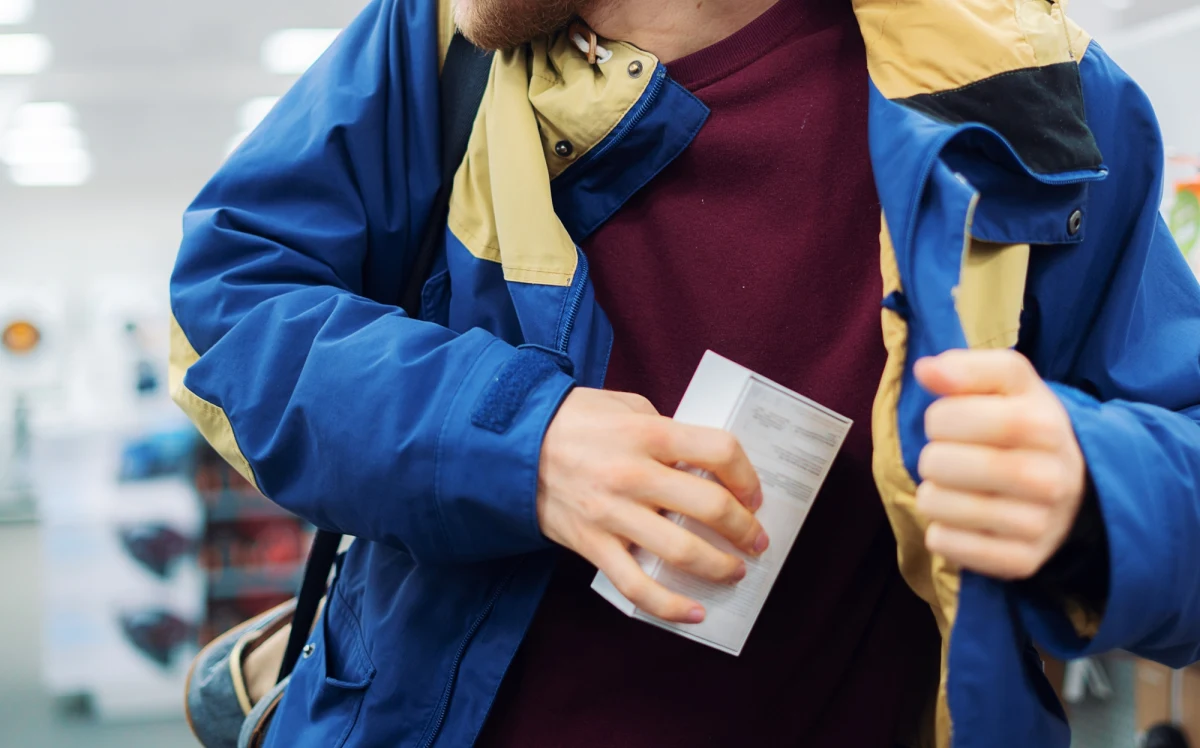 Do niecodziennego wydarzenia doszło w Mediolanie. Mężczyzna sam zgłosił się na policję z prośbą o aresztowanie. Po serii napadów na sklepy z kosmetykami i ubraniami, 24-latek stwierdził, że chce zakończyć swoją przestępczą działalność. 