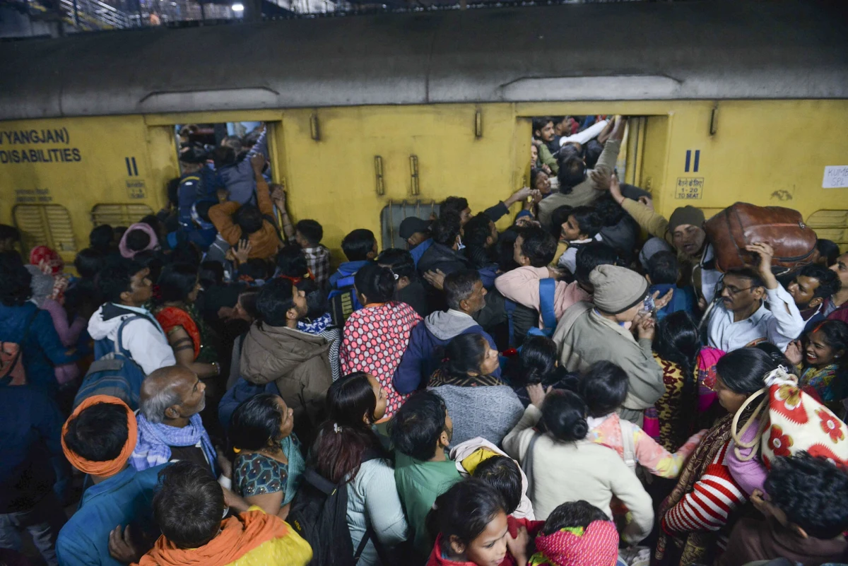 Dramat w Indiach. Co najmniej 18 osób, w tym 14 kobiet, zginęło w wyniku wybuchu paniki na stacji kolejowej w New Delhi. Podróżni chcieli dotrzeć na opóźniony pociąg, jadący do miasta Prajagradź na Wielkie Święto Dzbana - Maha Kumbh Mela.