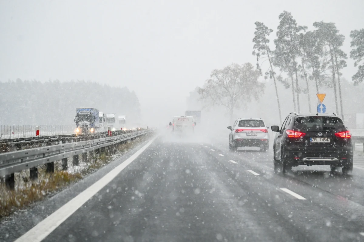To była śnieżna noc dla mieszkańców województwa warmińsko-mazurskiego. Największy opad zanotowano w okolicach Elbląga, gdzie w niedzielny poranek leży ponad 20 cm białego puchu. Śnieg sprawia, że warunki na drogach są trudne.
