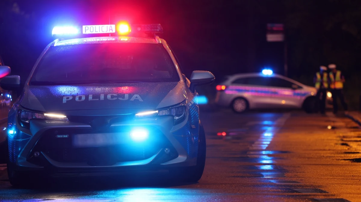 Szokujące sceny rozegrały się w nocy w warszawskiej dzielnicy Rembertów. Padły tam strzały. Nie żyje 33-letni mężczyzna. 28-letnia kobieta z ranami postrzałowymi trafiła do szpitala.