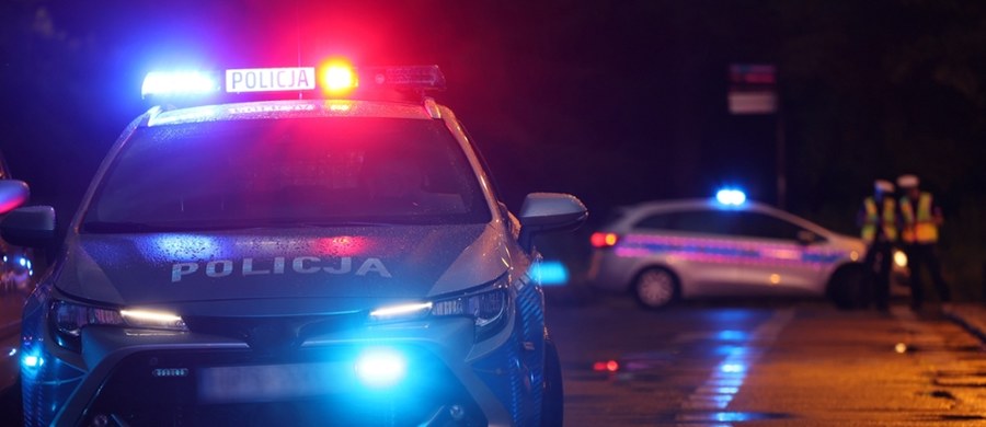 Szokujące sceny rozegrały się w nocy w warszawskiej dzielnicy Rembertów. Padły tam strzały. Nie żyje 33-letni mężczyzna. 28-letnia kobieta z ranami postrzałowymi trafiła do szpitala.