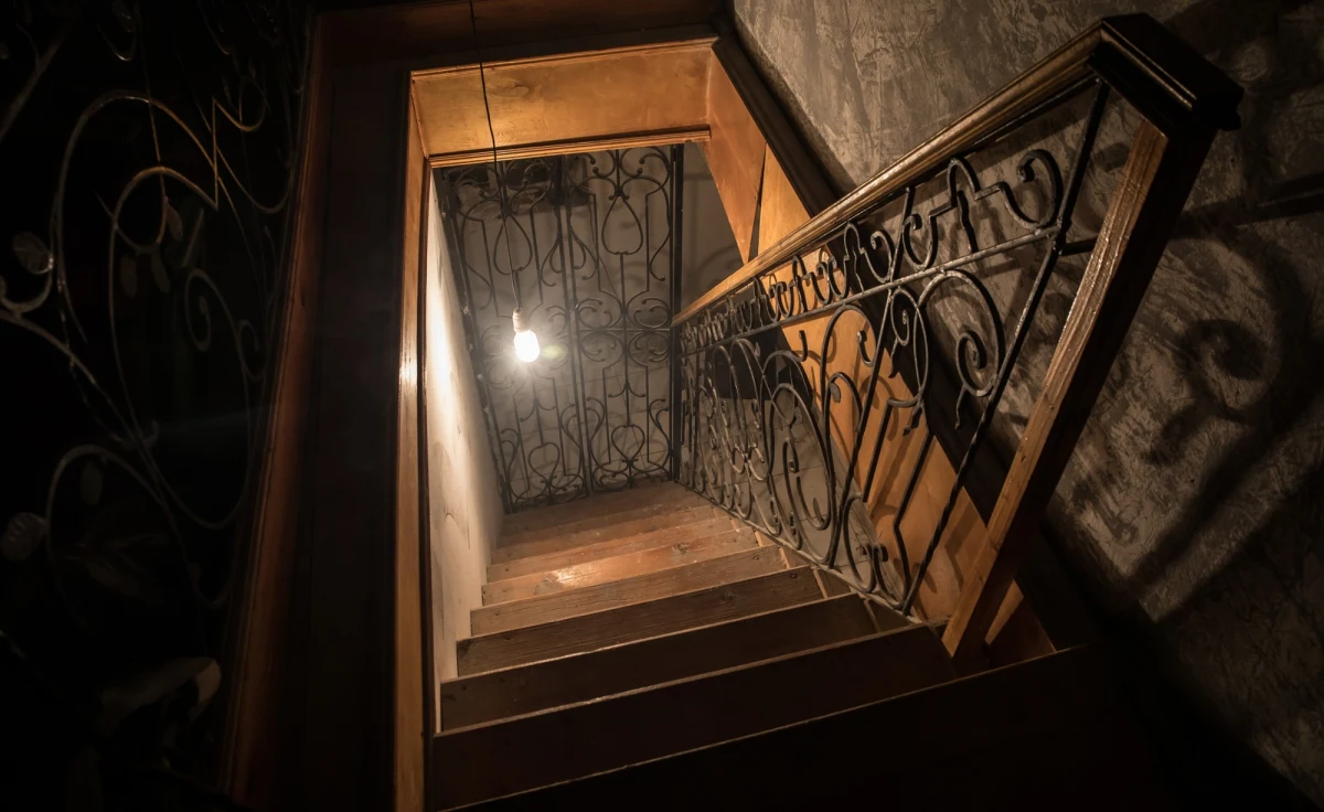 Dramat 38-letniej Polki we Włoszech. Kobieta przez lata mieszkała zamknięta w piwnicy. Była odizolowana od reszty świata przez swojego 45-letniego partnera. Mężczyzna zmuszał ją do życia w strachu, stosując przemoc i nękając. Polka odzyskała wolność dzięki przypadkowej osobie, która - widząc, jak 45-latek atakuje ją na ulicy - wezwała policję. 